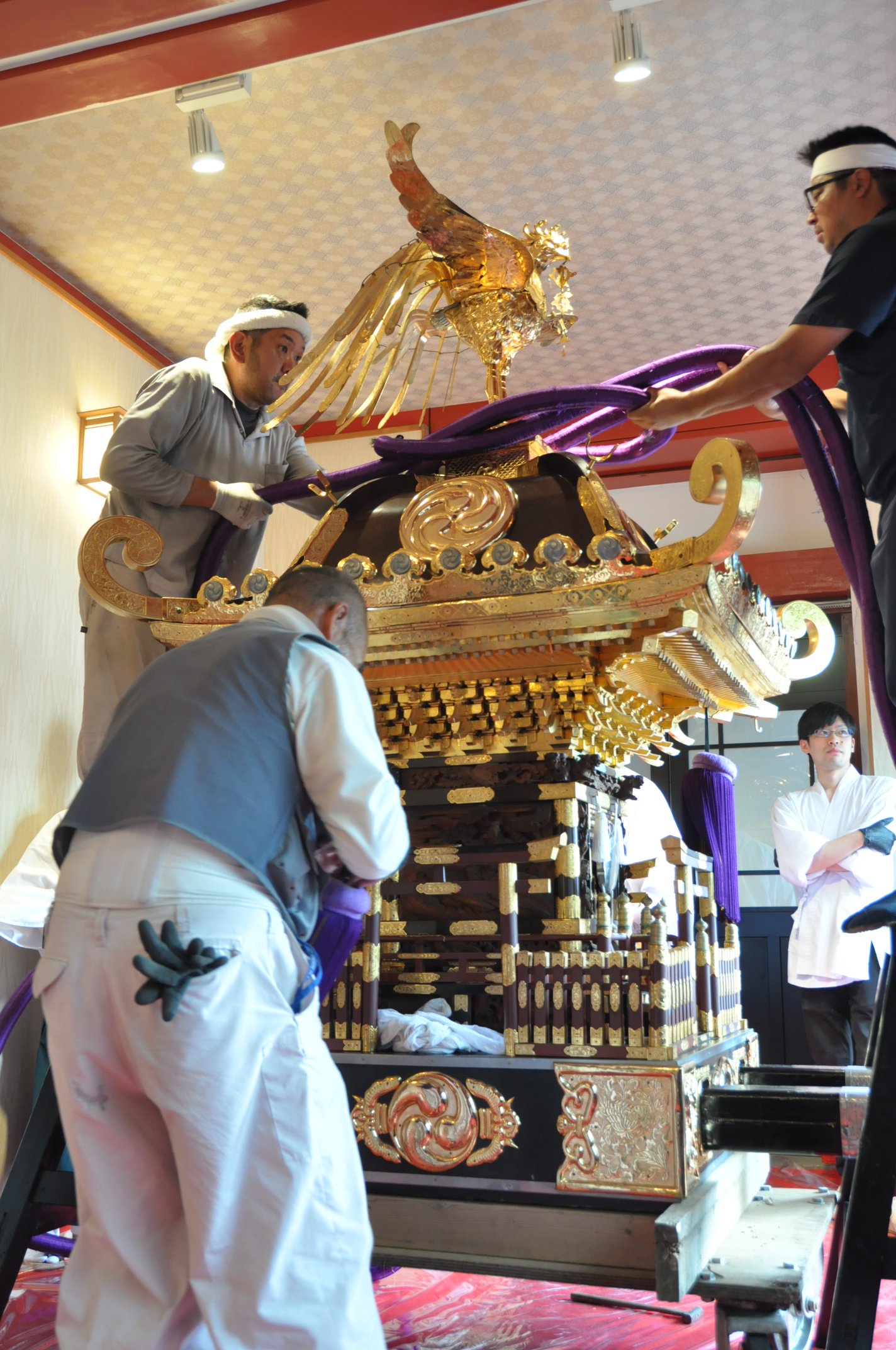 تويتر 千代田区 على تويتر 山王祭も目前 鳳輦と宮神輿を組み立て 本日 6月5日 日枝神社で神幸祭 で巡行する鳳輦二基と宮神輿一基が組み立てられました 気温の高い中 鳶頭 かしら の皆さんと日枝神社の皆さんがお祭りに向けて祭仕事に励まれていました