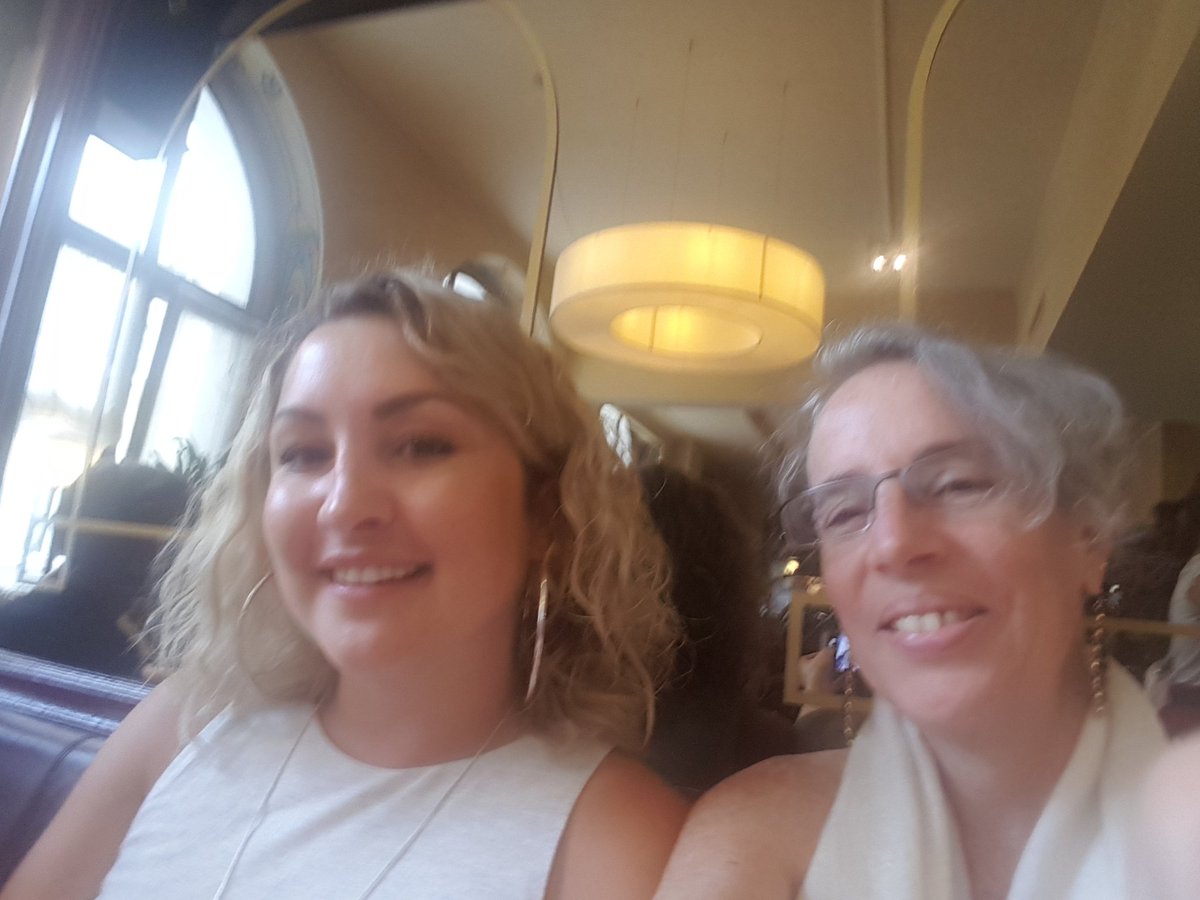 bonntouren's tweet photo. Mit #Bella unterwegs Kneipen in Bonn unsicher machen! #SocialMedia #Bloggerrelation #LebenamLimit Danke an @rheintoechter für die coole Idee! https://t.co/EsjDMuaPO0
