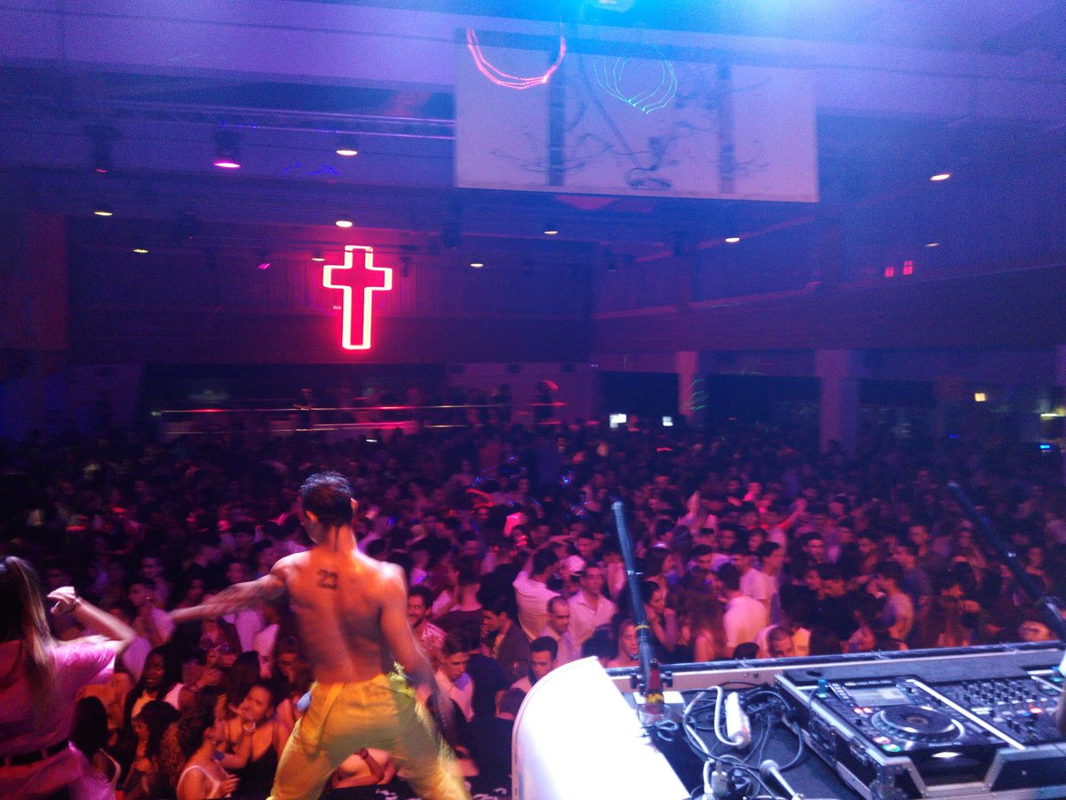 Llenazo en la primera edición de #Santoperreo en <a href="/LaDaurada/">La Daurada Group</a> 
El próximo día 6 de Julio repetimos... Te lo vas a peder?