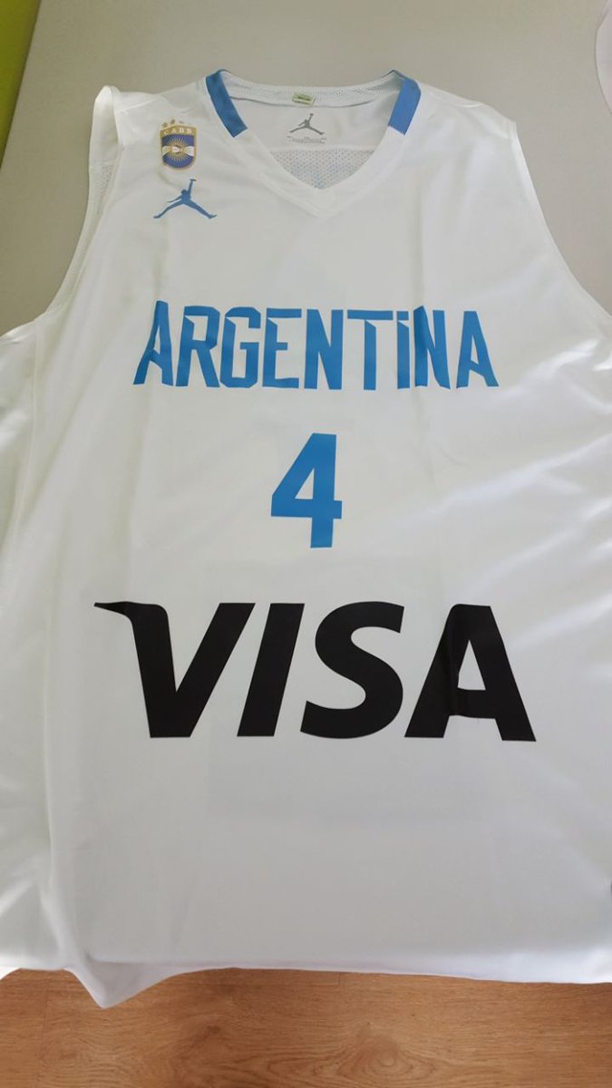 cabboficial's tweet photo. Señoras y señores, ponemos en juego una camiseta del capitán de la Selección, Luis Scola. Para participar evitaremos caer en demandas absurdas: simplemente hay que hacer RT y seguir a nuestra cuenta. En una semana anunciamos al ganador/a. El envío corre por cuenta de CABB. https://t.co/LZuxyHMSP6
