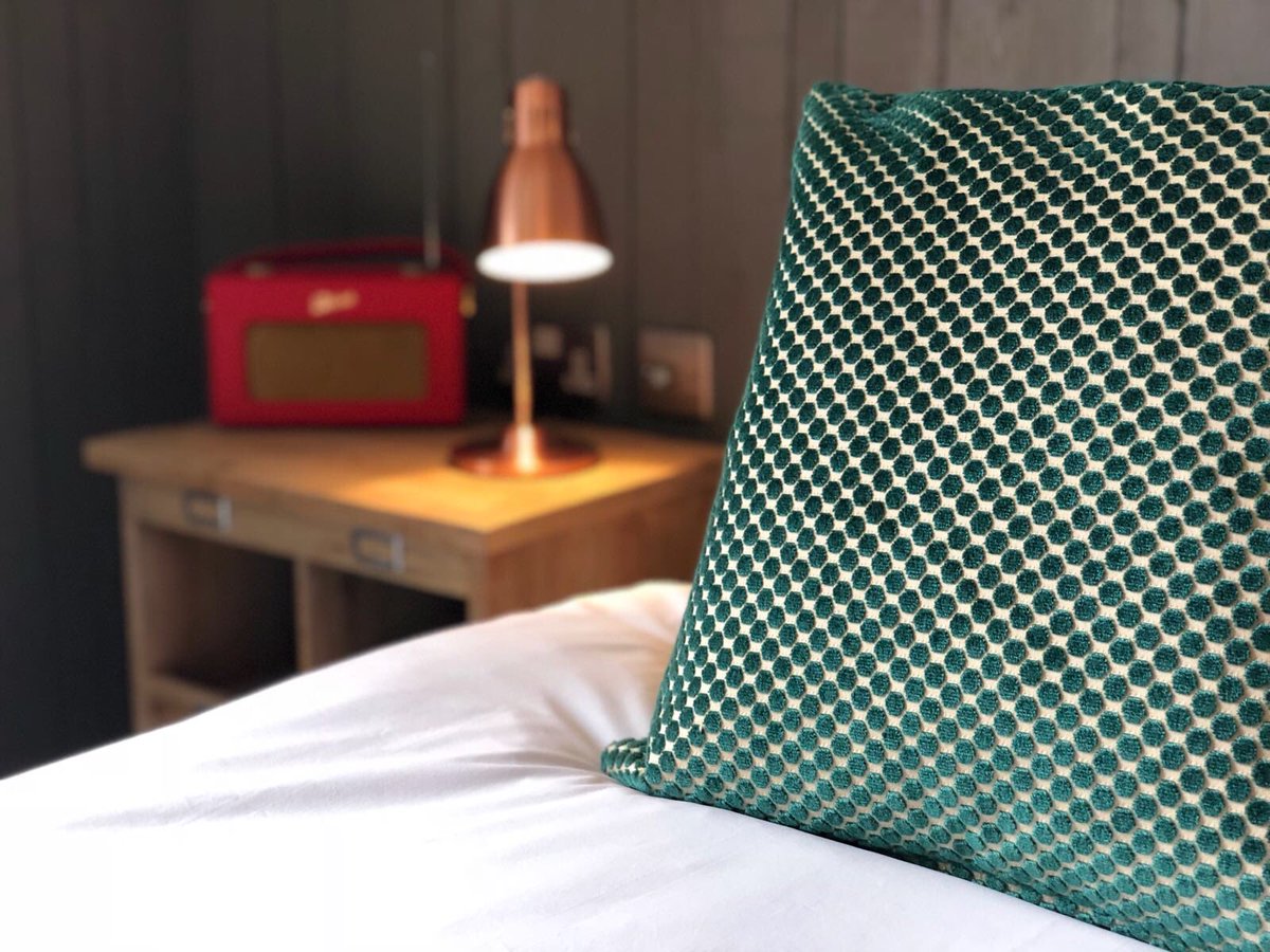 ditchlingbull's tweet photo. Not wishing the summer away but if you like having something planned for after the holidays - check out our latest newsletter & get 15% off code for early bird offers for a cosy #minibreak in our @TheAA_Lifestyle ⭐️⭐️⭐️⭐️⭐️ rooms #TravelTuesday #roomoffers #discount https://t.co/NQKezXenCi