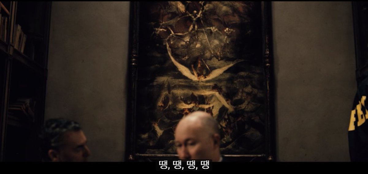 실제로 그림을 반대로 건 이미지를 보여주는데, 이는 영화 전개상 하늘에서 내려온 슈퍼맨(선)이 그림이 반대로 걸린 시점에선 죽어서 땅에 파묻힘(선-천사의 위치)으로써 렉스가 말하고 싶었던 숲이 악마다 라는 주장을 전면 반박하게 되는 점에서 아이러니한 재미가 있음을 이야기했는데