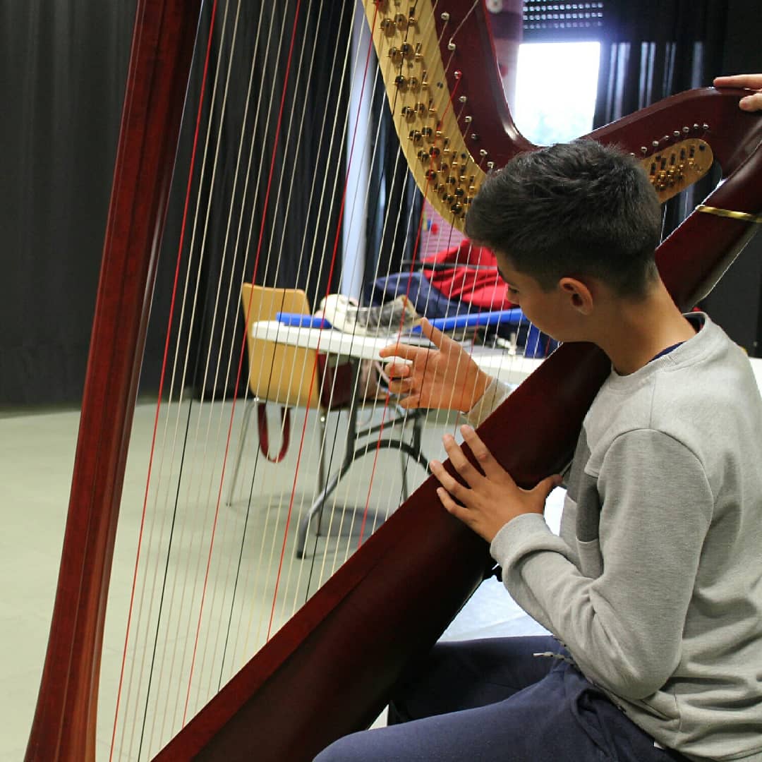 IesoTomasBreton's tweet photo. David y Ángela, profesores de la Escuela Municipal de Música de Villamayor nos enseñan a tocar la tuba y el arpa. Excelentes intérpretes los alumnos de 2°ESO. ¡¡¡Gracias!!! https://t.co/btmvaRcSCS