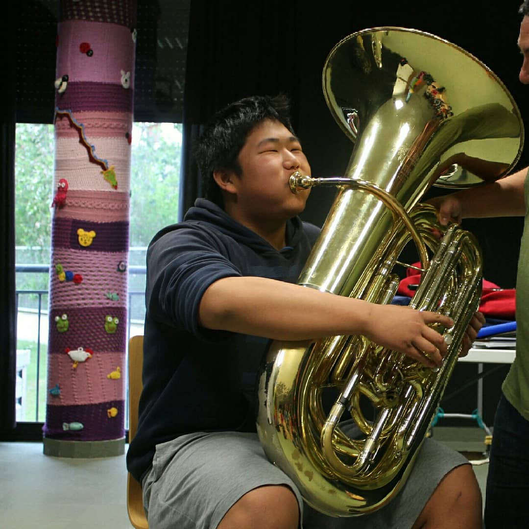 IesoTomasBreton's tweet photo. David y Ángela, profesores de la Escuela Municipal de Música de Villamayor nos enseñan a tocar la tuba y el arpa. Excelentes intérpretes los alumnos de 2°ESO. ¡¡¡Gracias!!! https://t.co/btmvaRcSCS