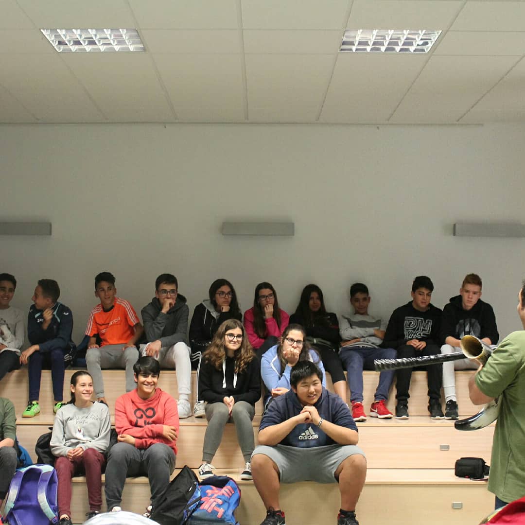 IesoTomasBreton's tweet photo. David y Ángela, profesores de la Escuela Municipal de Música de Villamayor nos enseñan a tocar la tuba y el arpa. Excelentes intérpretes los alumnos de 2°ESO. ¡¡¡Gracias!!! https://t.co/btmvaRcSCS
