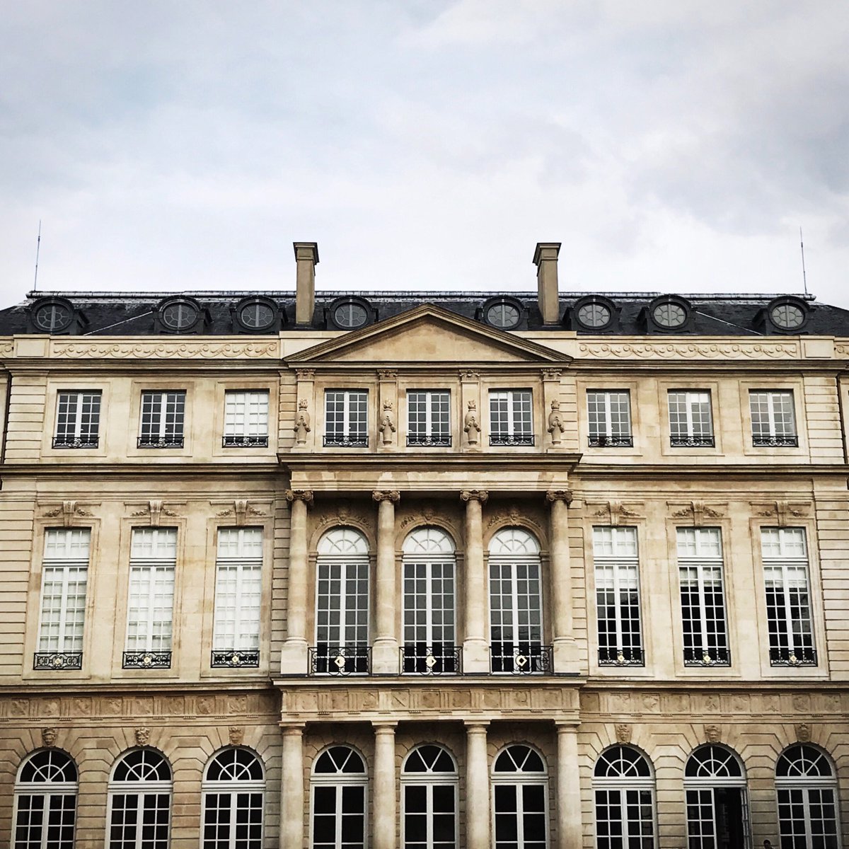 AtelierVoltaire's tweet image. Merci à Leslie Levi et Andrei Iarca pour leurs interprétations de Bach, Schubert, Massenet... et du duo de table de Mozart, si ludique et joyeux. Le bonheur dans le cadre somptueux des jardins de #HôtelDeRohan #ArchivesNationales 🤗 #RdvJardins