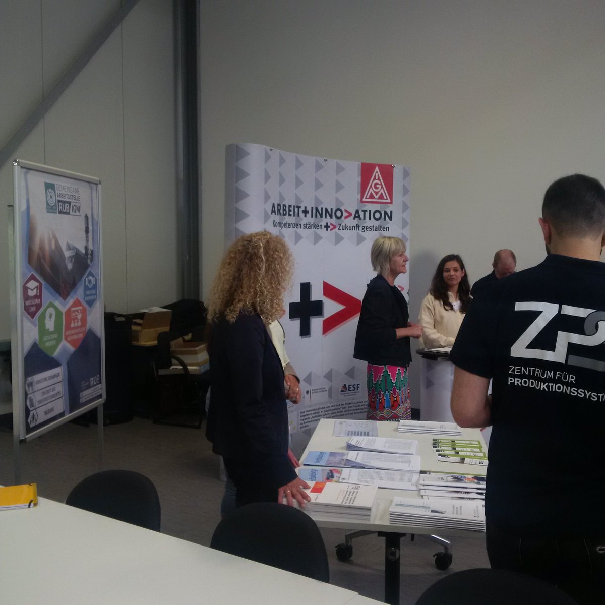 A_und_I's tweet photo. Wir haben alle Hände voll zu tun. A+I in der neuen LPS Lernfabrik!#arbeitundinnovation #arbeitenviernull #igmetall https://t.co/YW31SCK9et