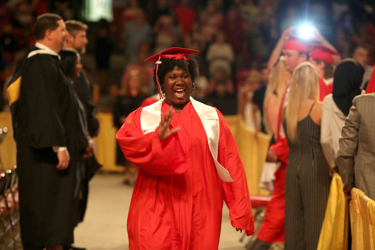JCPSKY's tweet photo. Congrats to all the @BTHS_Bears grads! Check out our Facebook photo gallery to see some great images captured on graduation day! #WeAreJCPS #JCPS2018
πΈ: https://t.co/pE0WXzNoDa
#WeAreJCPS #JCPS2018 π https://t.co/OrLF2on4bD