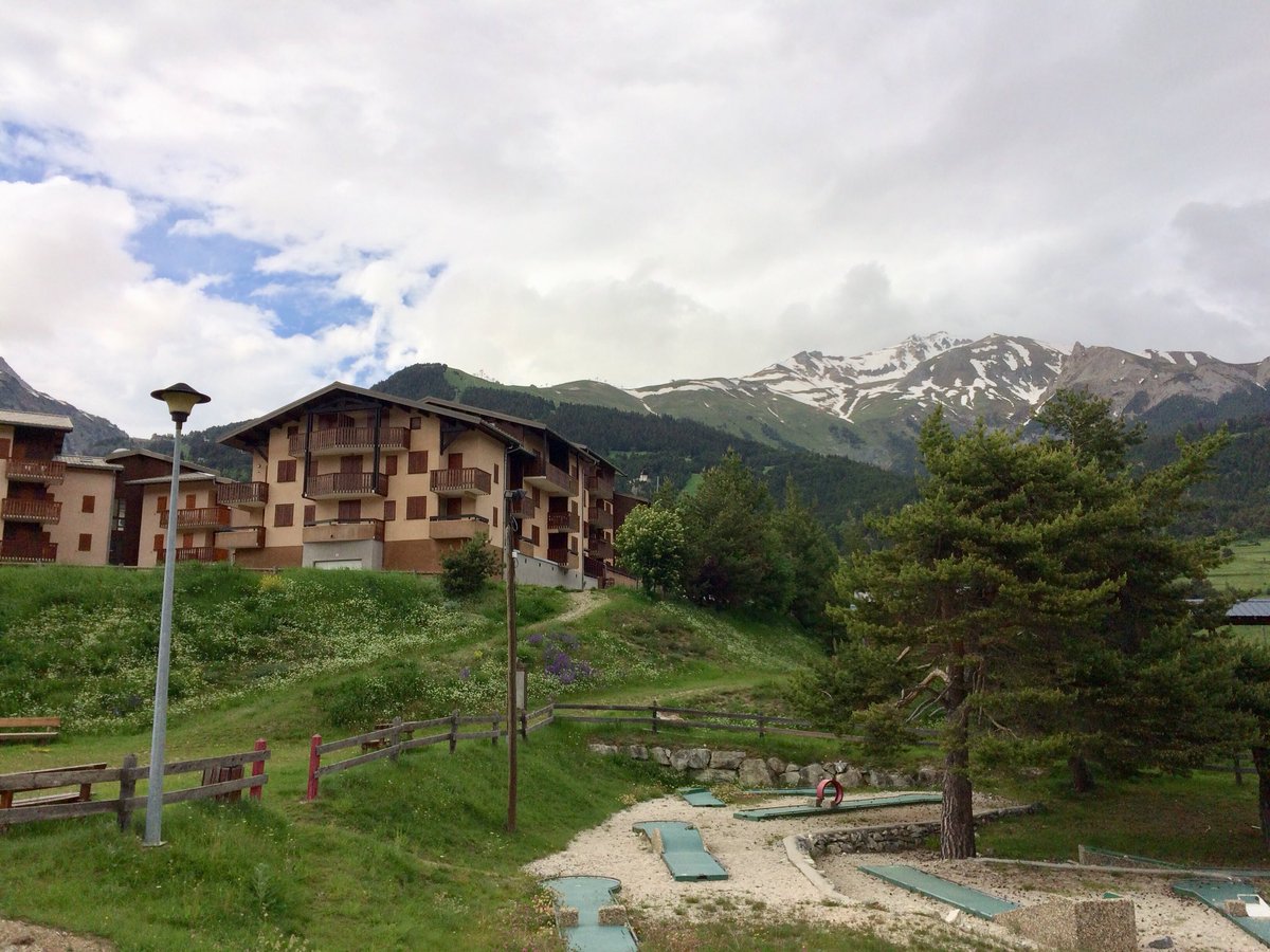 Symbole Du Nouvel âge Rayé Dans Le Roc Dans Les Bois à La