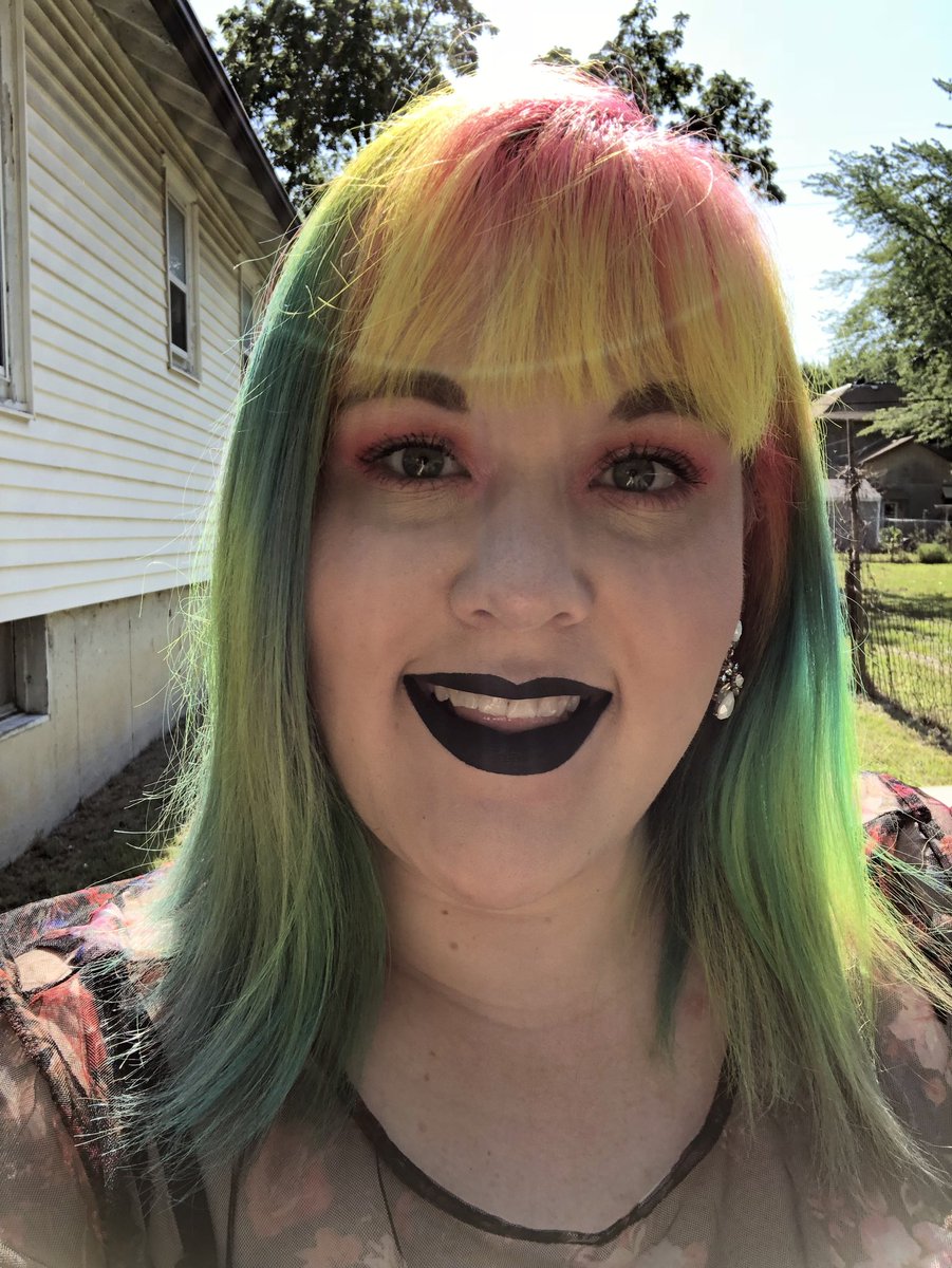 QueenOfColorArt's tweet photo. Birthday selfie 👑🎉💕 #newmoney #lipstick @qveenherby @QveenWeb #birthday #selfie #sunlight @Rubycosmetics #24 #queenofcolor https://t.co/Y6XGnB98Ur