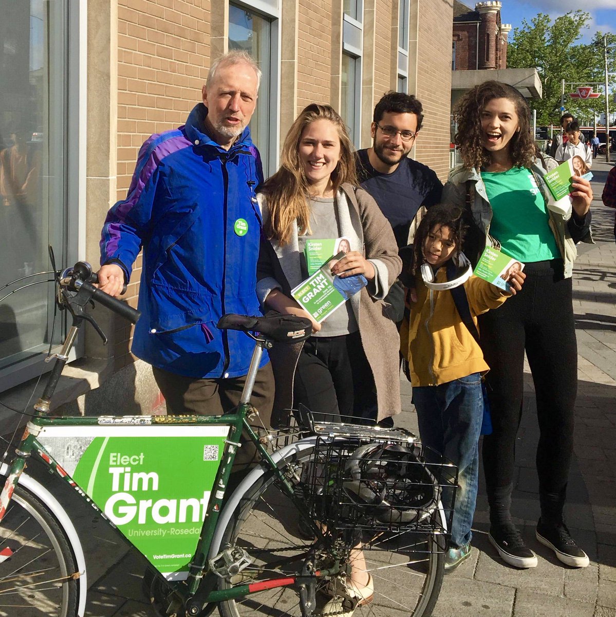 When ridings work together 💚! We had a lovely morning with @VoteTimGrantGPO candidate from neighbouring #UniversityRosedale at Ossington Station speaking with our constituents. #DavenportTO #ONpoli #PeoplePoweredChange #OntarioGreens