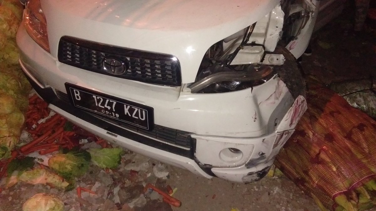 Fadli771tec's tweet photo. @RadioElshinta kecelakaan di jl sultan hasanudin tambun. Bekasi sebrang sekolah yapink toyota rush  B 1247 KZU dengan motor roda 3 membawa sayuran.  Belum ada petugas https://t.co/s4Cr37fWLk
