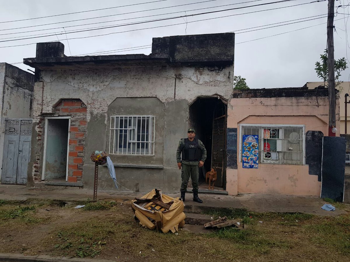 El búnker funcionaba en una casa abandonada en #Rosario. Montaban guardia  en la puerta, el cliente pagaba, el delincuente subía al techo y bajaba la  droga. Allanamos con @gendarmeria, detuvimos a dos,, image size:1200x900