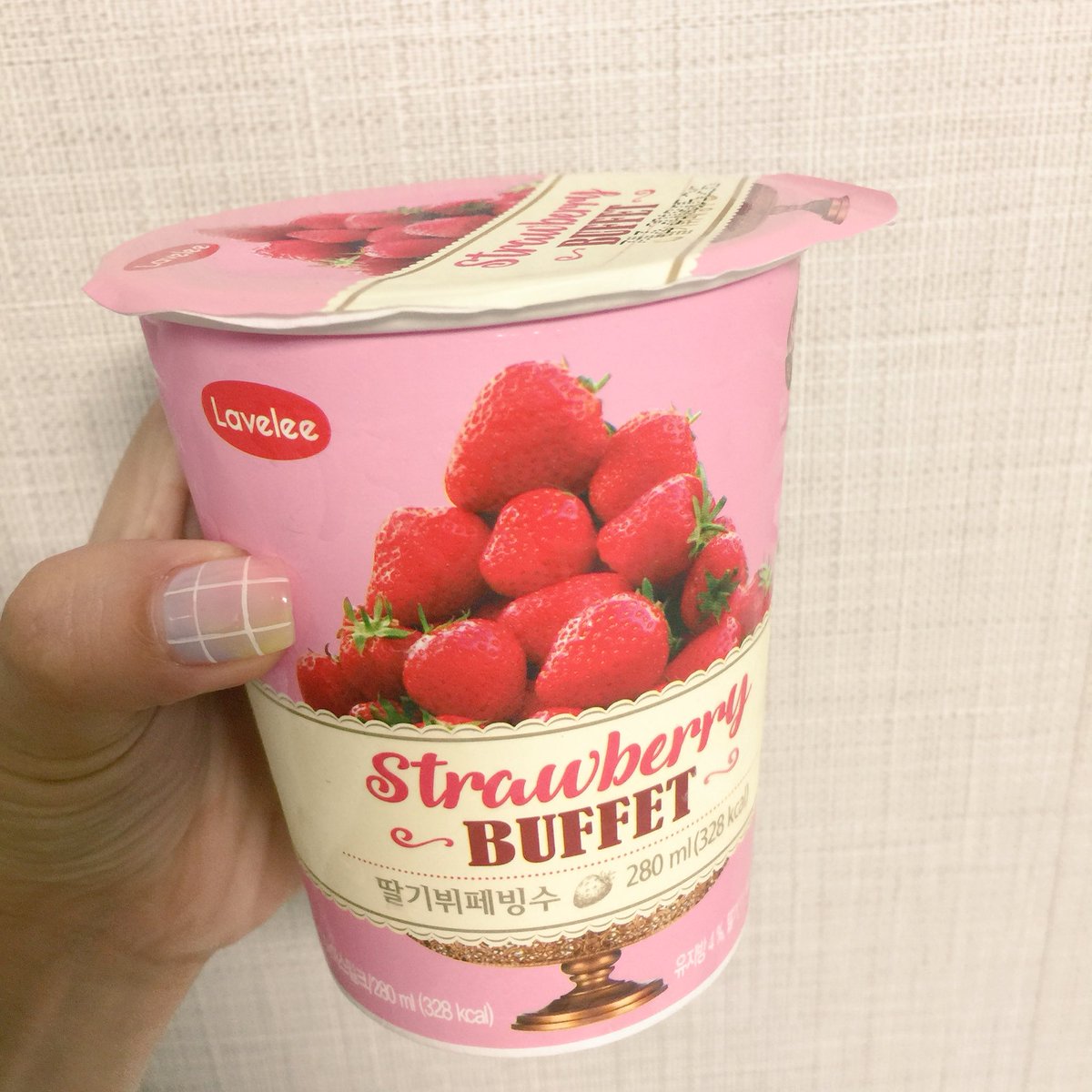 viawriter's tweet photo. 스트레스 받으신 분들 GS25 가서 이거 드세요 ㅠㅠㅠㅠㅠ 개야구 그거 암것도 아니고 먹는 순간 행복해짐 ㅠㅠㅠ 이름도 어쩜이래.. 딸기뷔페빙수 https://t.co/Rsb5zuw9Lp