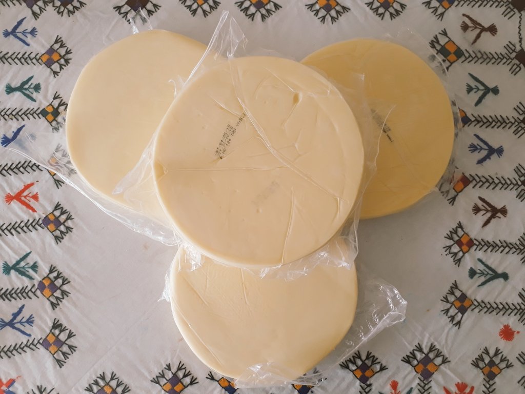 karstansiparis's tweet photo. Çok şekilli değildir ama çok lezzetlidir. 😋 #taze #göbekkaşar 🧀🐄🌾#karstan
#İstanbul'a selâmlar. 🚚 https://t.co/KKIZBazbmc