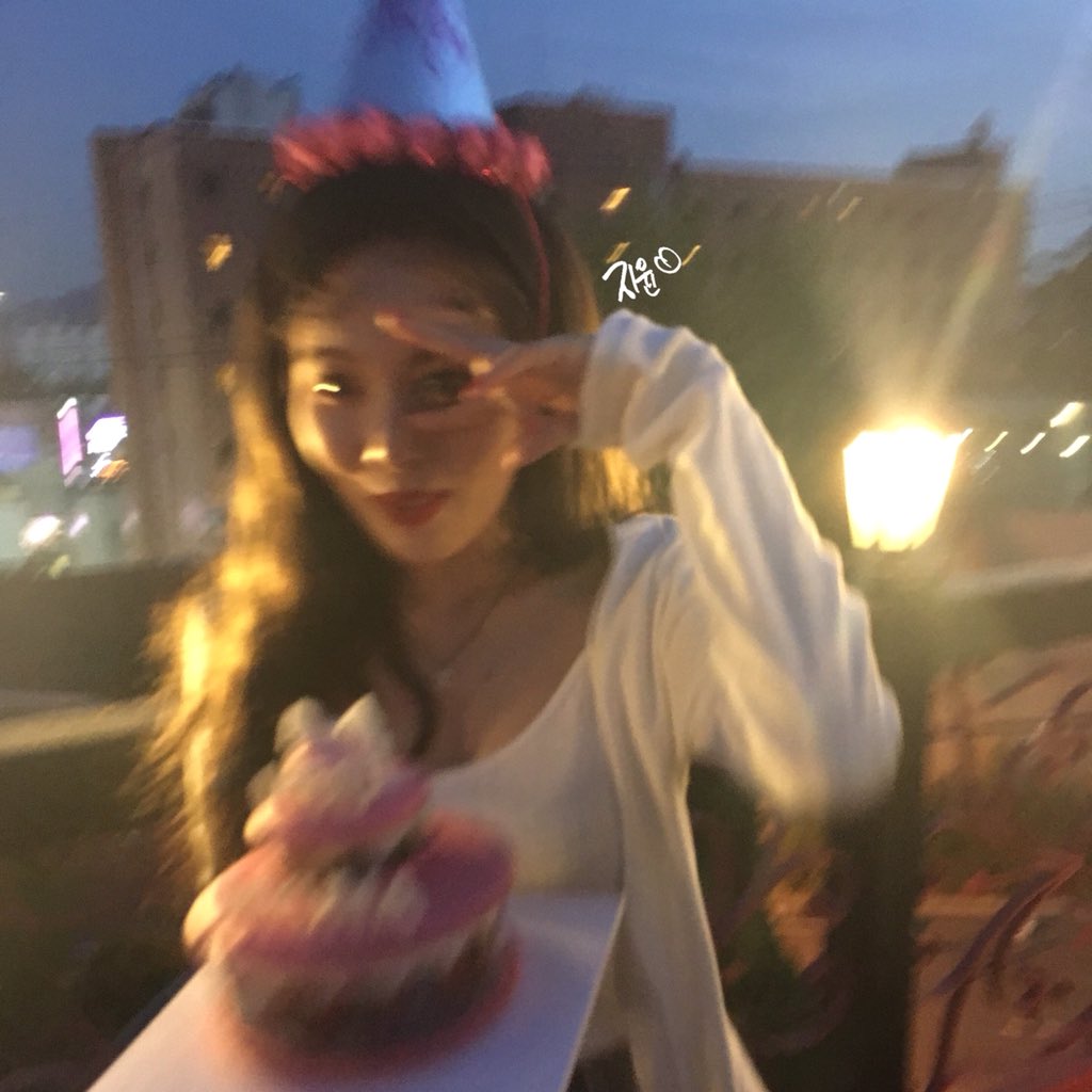 <a href="/hyunah_aa/">hyunatic</a> 
#19920606 #920606 #0606
#현아 #HyunA #생일 #현아생일
우리 뽀쨕이 생일축하해🎂🎉💓
오늘 세상에서 제일 행복한 사람이 되길♥️
난 평생 언니 팬이고
언니는 내 롤모델이야❣️
언니가 해줬던 멋진 말들 가슴 속 깊이 새기고나니까 정말 힘이나 ㅎㅎ 항상 고맙고 사랑해❤️ 럽유!💋