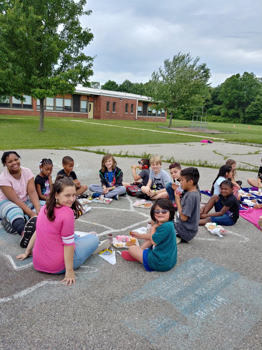 CDRoom104's tweet photo. EOY Buddy Picnic! #cddolphins https://t.co/z0PyaW0J2R