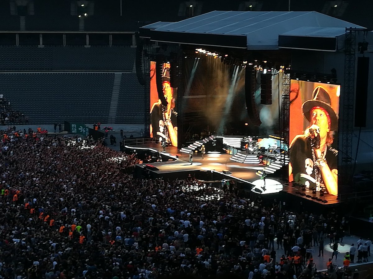 PassionSpoon1's tweet photo. #NotInThisLifetimeTour in #berlin2018 was aaammaaaaaaziiinng! 😎 Saw my favourite band, got a T-shirt, had a blast! @gunsnroses #GNRinBerlin #GunsAndRoses #music #goodoldtimes #weekendvibes #city #citylife #Enjoy #thisislifelive #gnrberlin https://t.co/RTxhPBa8TU