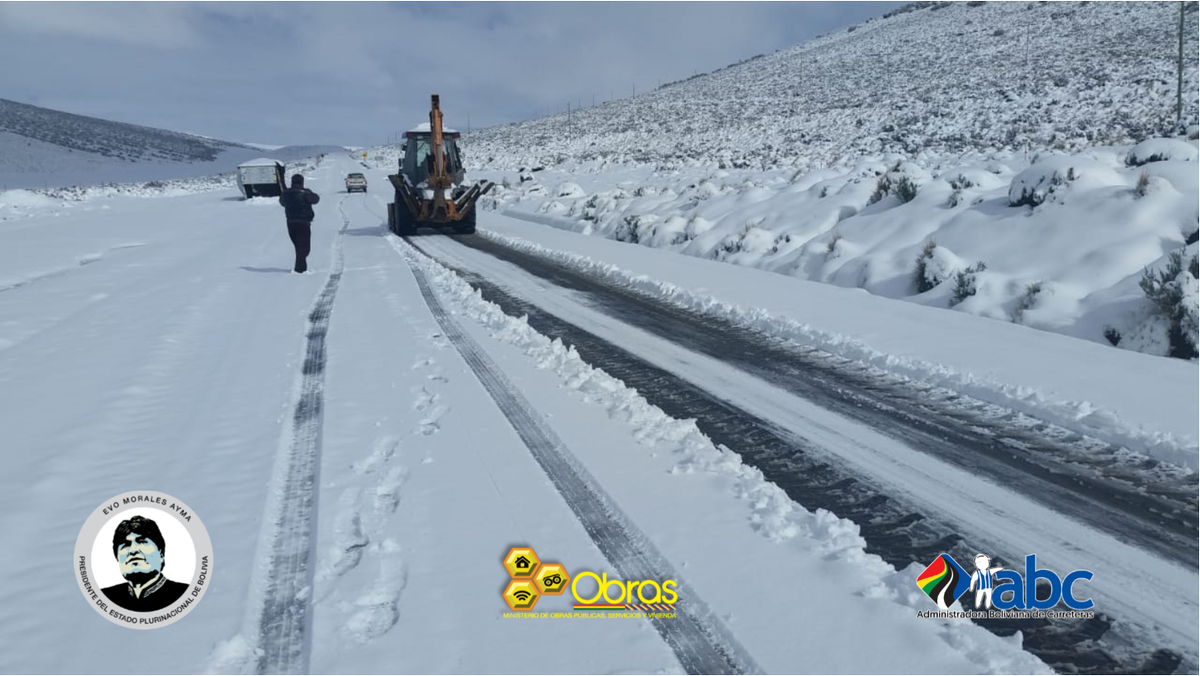 Empresas de conservación vial del tramo Patacamaya - Tambo Quemado (Oruro) intensifican los trabajos de limpieza de la plataforma. La baja temperatura provoca el congelamiento de la nevada que tiene un espesor de 20 cm, por lo que se redobla esfuerzos
<a href="/noticiasfides/">Agencia de Noticias Fides</a> <a href="/groveryapura/">Grover Yapura</a>