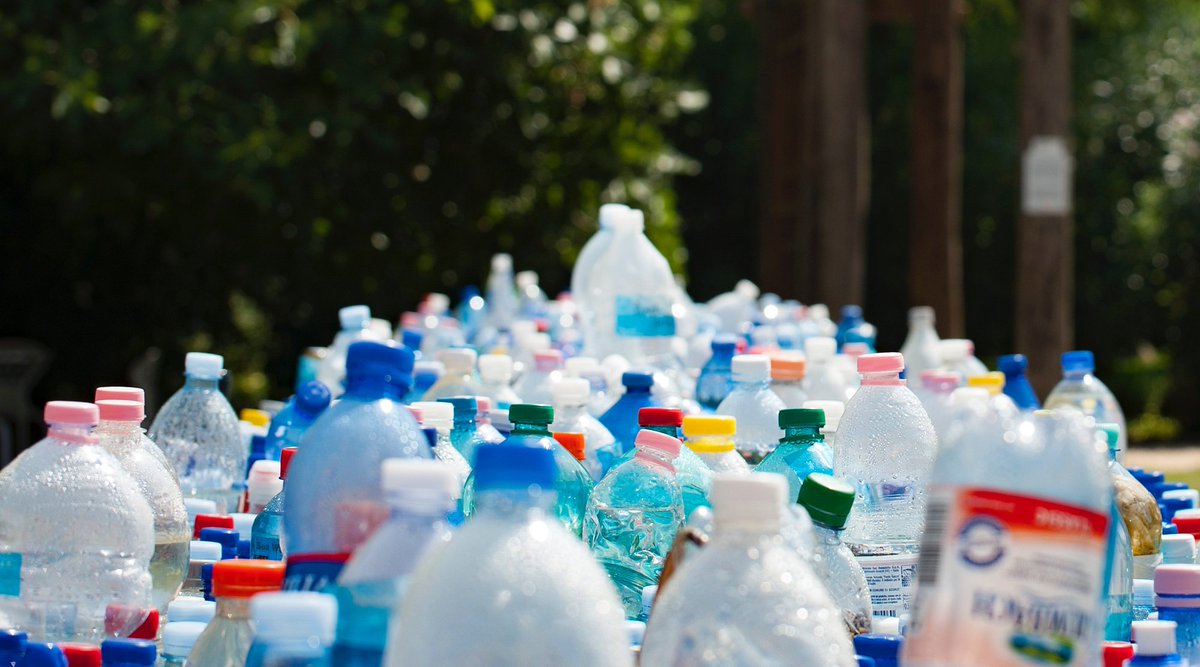 Vandaag is het #Wereldmilieudag, gericht op milieuvervuiling door plastic. Sta jij al stil bij het milieu? Maak het verschil, ook met je beleggingsportefeuille! Evi laat zien wat wij doen en wat jij kunt doen: evivanlanschot.nl/kennis/blogs/w…