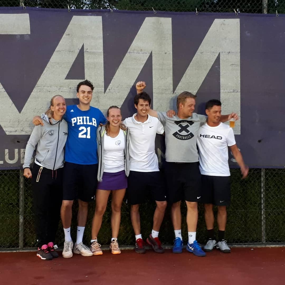 Albertus feliciteert de Tennisclub Albertus Magnus met het kampioenschap in de eerste klasse! Na een ontzettend spannende wedstrijd is de TAM, voor het eerst in de geschiedenis, gepromoveerd naar de hoofdklasse.