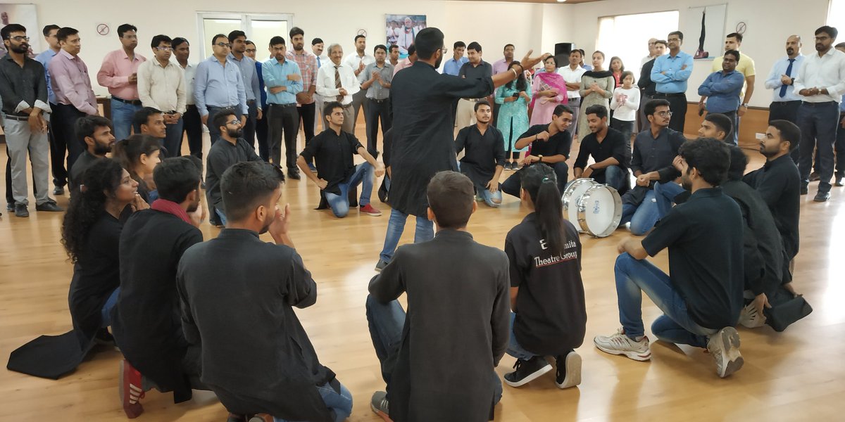 Vipulkalraa's tweet photo. On the occasion of #WorldEnvironmentDay @AsmitaTheatre performed #Mausam street play directed by @ArvindGaur
at Indian institute of petroleum management . 
#IIPM 
#AsmitaTheatre 
#WorldEnvironmentDay2018 https://t.co/SSXJfn0Kns