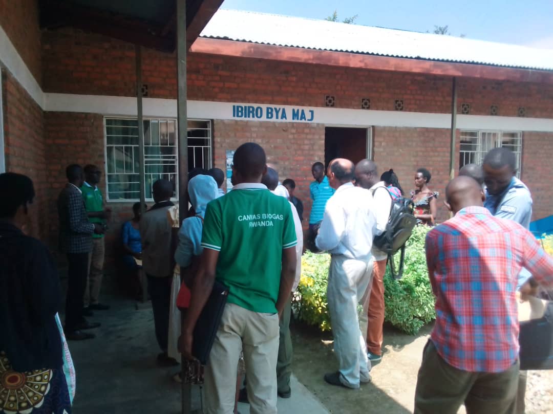 KarongiDistr's tweet photo. Gahunda yo gusobanurira abaturage ba @RubengeraS #Karongi serivisi zitangirwa Ku Karere zikomereje muri MAJ, ago Bwana Mutabazi Innocent/MAJ arimo agaragaza ububufasha batanga anahamagarira abaturage kutishora mu manza. https://t.co/FXRNzr7REL