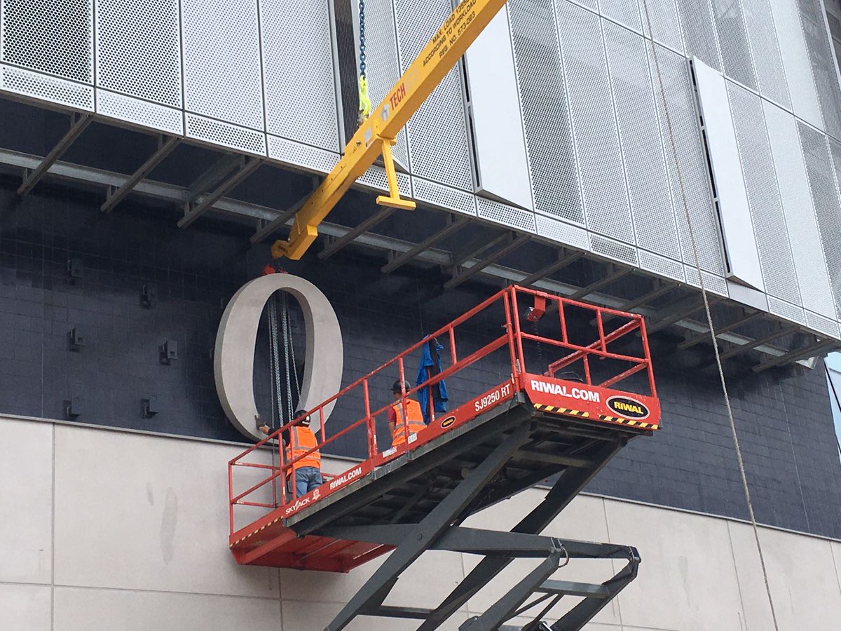 mikesanz19's tweet photo. Spurs putting up the number of trophies they've won in the last 10 years, on their new stadium. Nice touch. 👏 https://t.co/XGudXZIodz