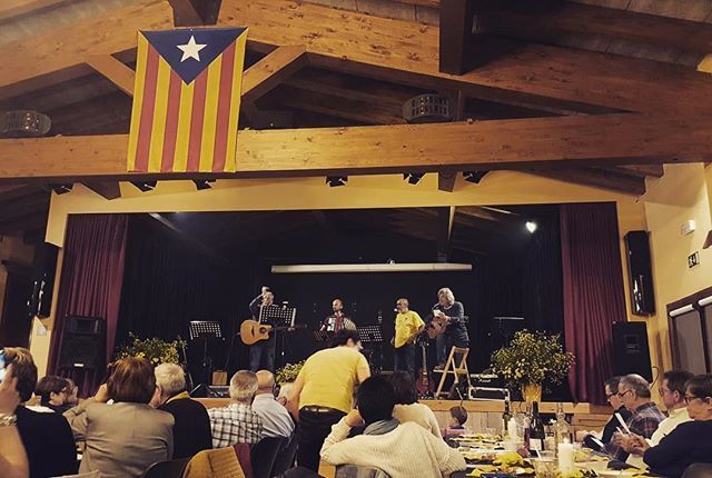 AssembleaOsona's tweet image. Dissabte, més de 100 assistents al #sopargroc de #Rupit! Gràcies! #llibertat #llibertatpresospolítics 🎗
.
.
.
#repúblicacatalana #osona #collsacabra #instaosona #igerscatalunya ift.tt/2kP8lHx