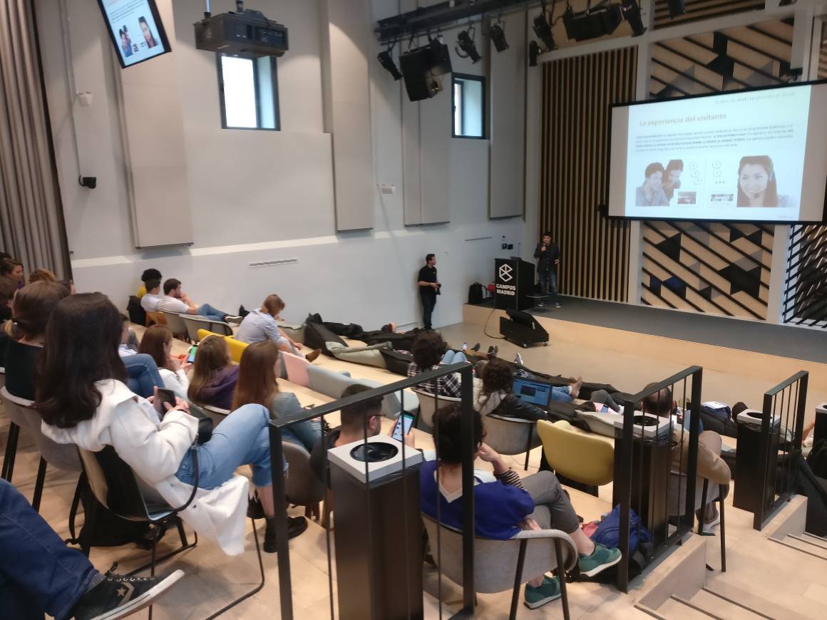 Foto_eCommerce's tweet photo. .@marc_erra de @Oct8neES contandonos que es la atención al cliente visual y como ayudan a sus clientes a vender más #VCD18 https://t.co/HEQBsFscm5