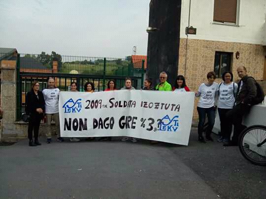 Hoy el profesorado del sindicato ELA de  Asti-Leku Ikastola se han movilizado una vez más. Después de tener el sueldo congelado durante 8 años, le preguntan a las gestoras dónde está el dinero de la subvención del gobierno vasco para pagar sueldos.