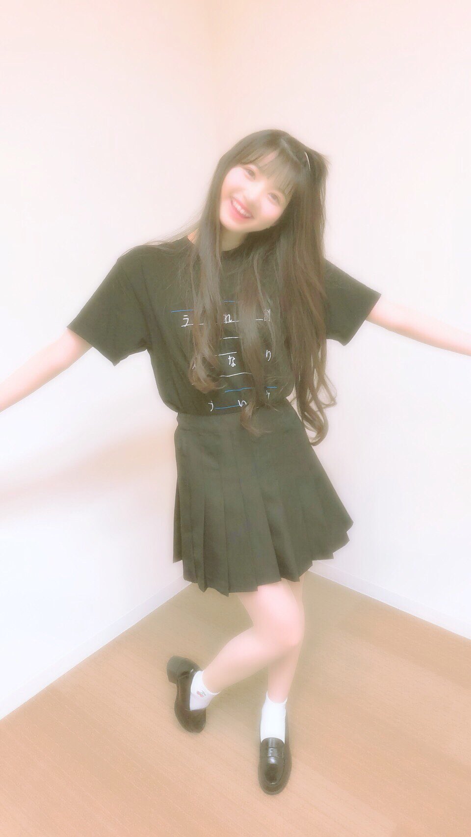 22 7 ナナブンノニジュウニ にーなです 前回の 個別握手会 オフショット 休憩中 控え室にて萌ちゃん 撮影会を開催しておりました 笑 そんな萌ちゃんのハッピーオフショットをおすそ分けっ 22 7 Official Youtube Channel T