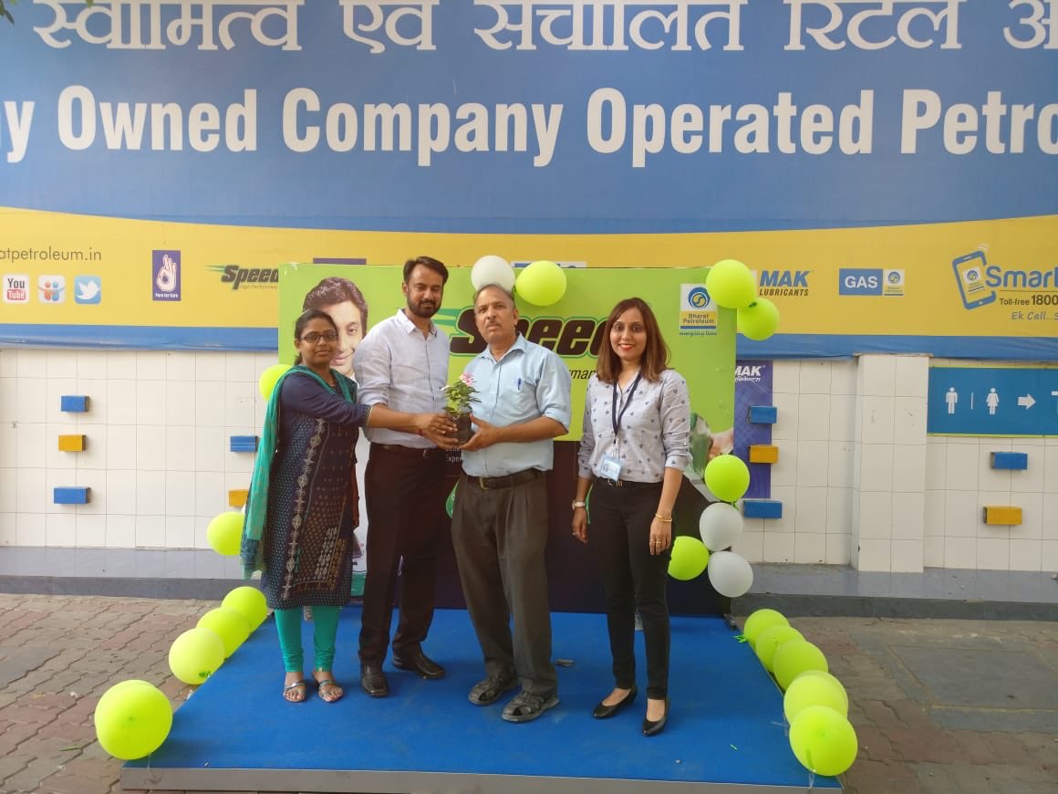 HumaFAli's tweet photo. #WorldEnviromentDay #SwitchToSpeed #ILoveSpeed TM(Retail)Delhi interacting & gifting sapling to Speed customer@BPShantipath @BPCRetailDelhi https://t.co/N3i49SIZqx