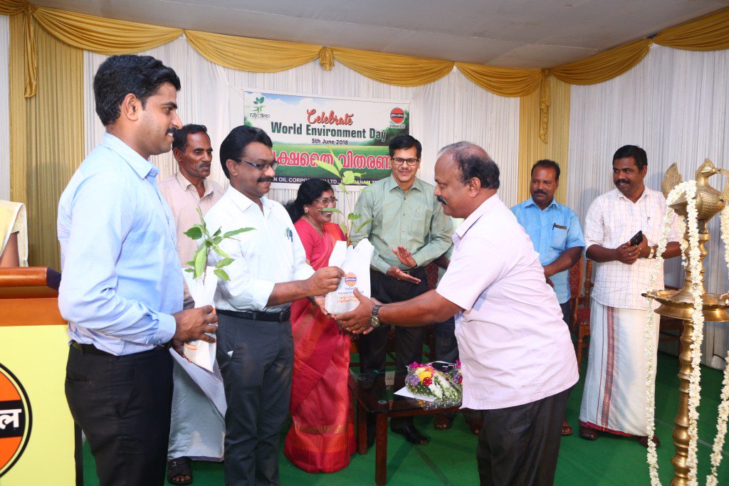 #WorldEnvironmentDay celebrated <a href="/IndianOilcl/">Indian Oil Corp Ltd</a> Cochin Terminal.1000 saplings were distributed to officers, staff, contract labor and TT crewTerminal by Ms.Chandrika Devi,Chair Person,Thripunithura Municipality&amp;Mr.S.Mani,Sr.Jt Dir of Factories and Boilers, Ernakulam #BeatThePlastic