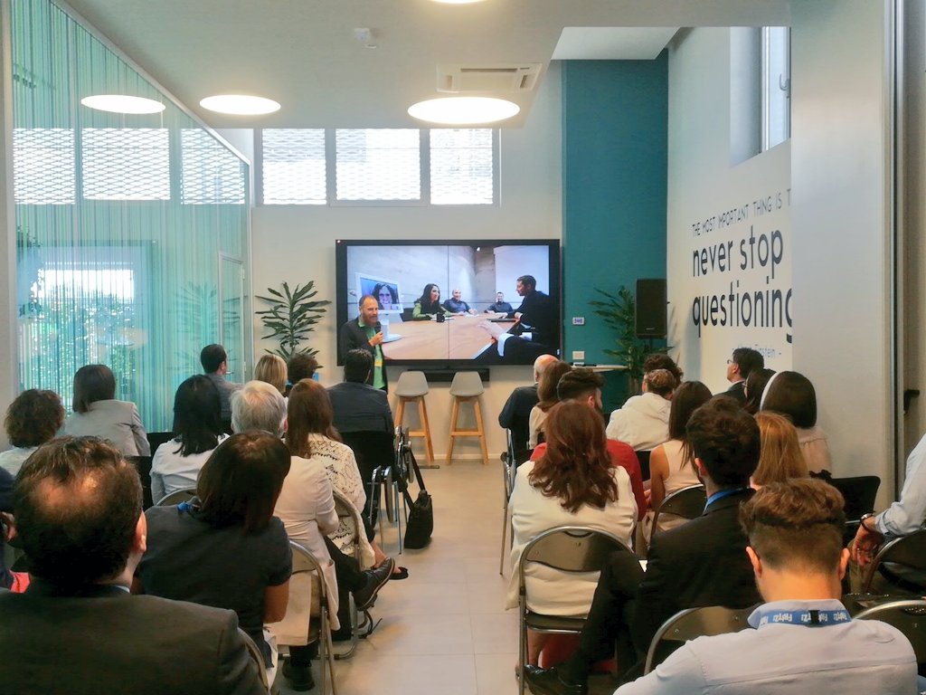 SaraDuranti's tweet photo. Le #persone hanno voglia di #comunicare. Ma se non gli vengono dati gli strumenti giusti, il desiderio svanisce 💨 #SWD18 #spremutedigitali @giovannibpozza @smartworkingday https://t.co/qObu4ktqwl