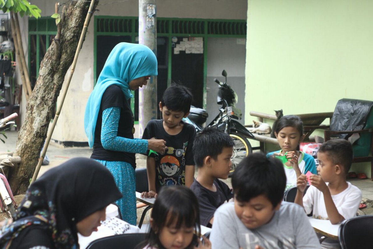 Kegiatan mingguan di Bale Maca, Cimahpar RW 5, ngabuburit sambil belajar bersama. Diinisiasi oleh <a href="/kertasQuill/">Kertas Quilling 🌈</a> <a href="/berkawanID/">Berkawan Indonesia</a> @swapiness #polsekbogorutara. Alhamdulillah.
