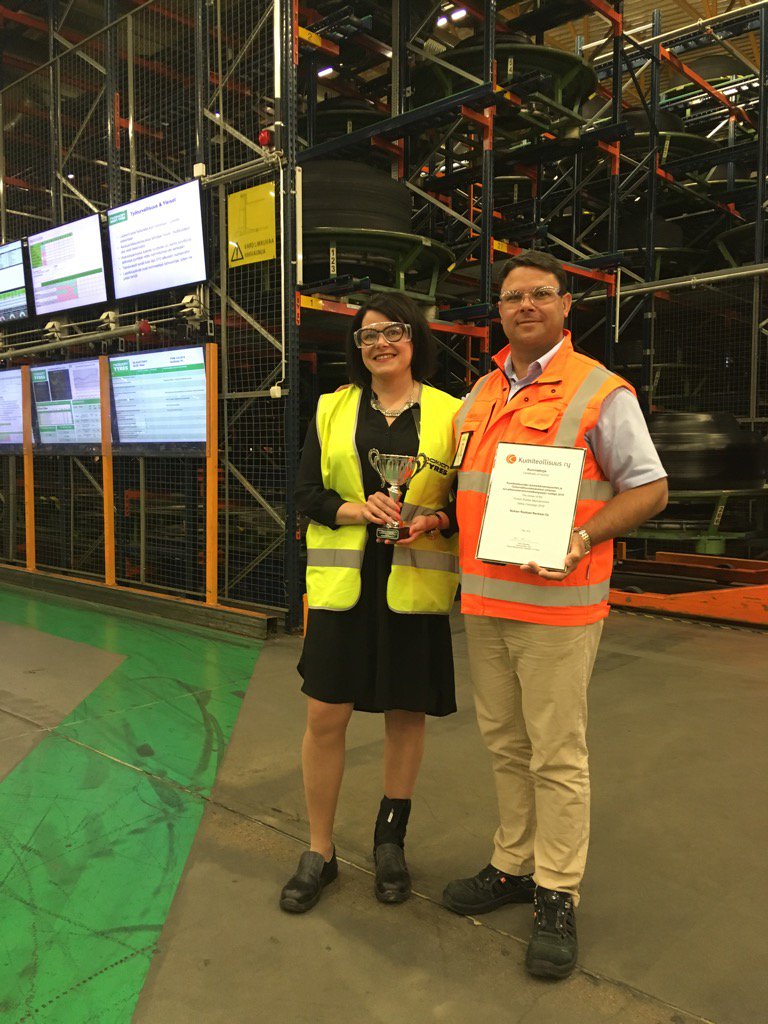 Pääsin jakamaan turvallisuuspalkinnon <a href="/NokianTyresCom/">Nokian Tyres</a>. Hienoa työtä. Onnea koko jengi! #turvallisuus