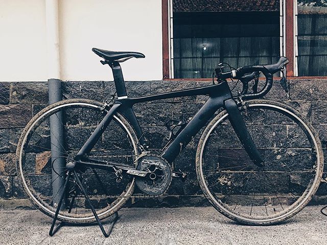 aryobangun's tweet photo. Roadbike salah asuhan, setelan aero tapi kok malah disuruh lewat jalan becek dan lumpur... maka dari itu hajar bleh
.
.
.
#outsideisfree #bikeporn #baaw #cycling #cyclinglife #cyclistlife #roadbike #wymtm #outsideisfree #koskas #koskasbandung #comuro #eo… https://t.co/aOUeDBMLly https://t.co/pmweeRSWsS