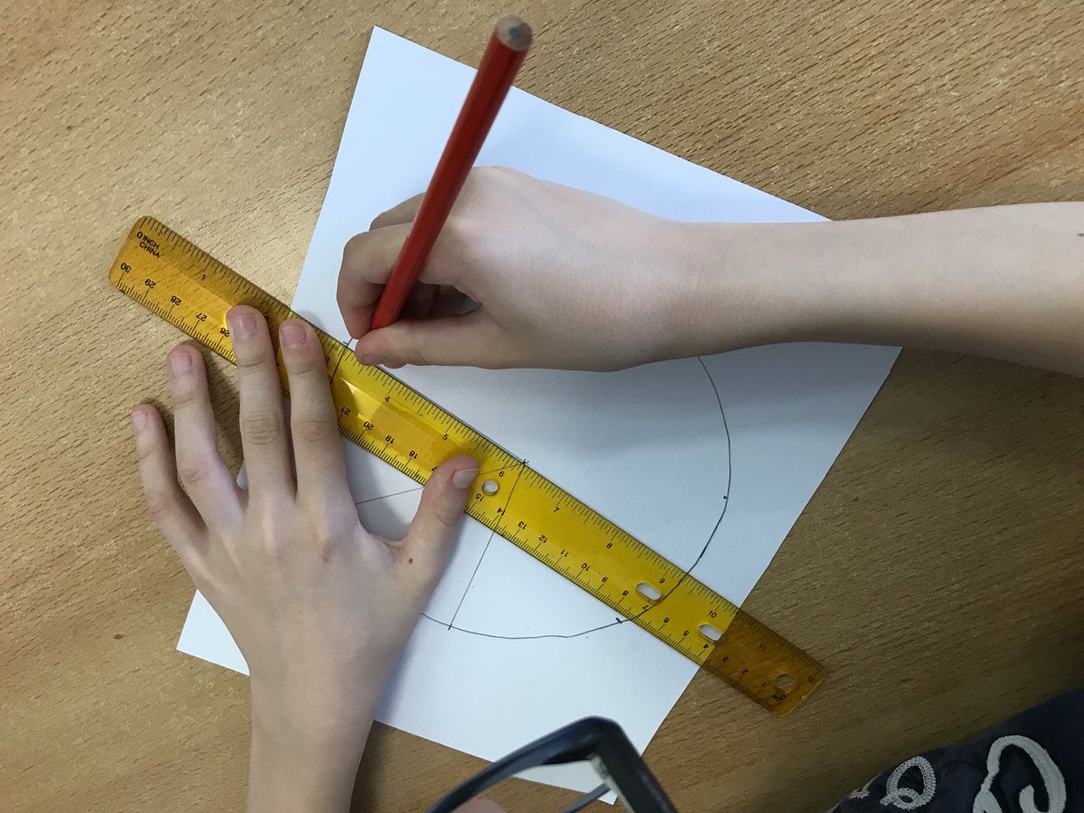 LSEClassR's tweet photo. Using a protractor to make a color wheel; we’re finding out about light! https://t.co/vD0tfILKEh