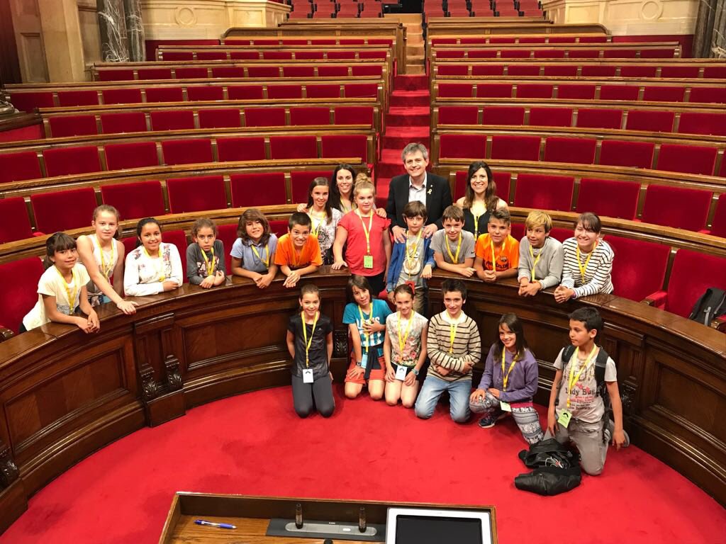 Molt content de poder acompanyar als alumnes de l’escola El Vinyet de #Solsona que avui han visitat el #Parlament. Amb aquest jovent el país té un gran futur!