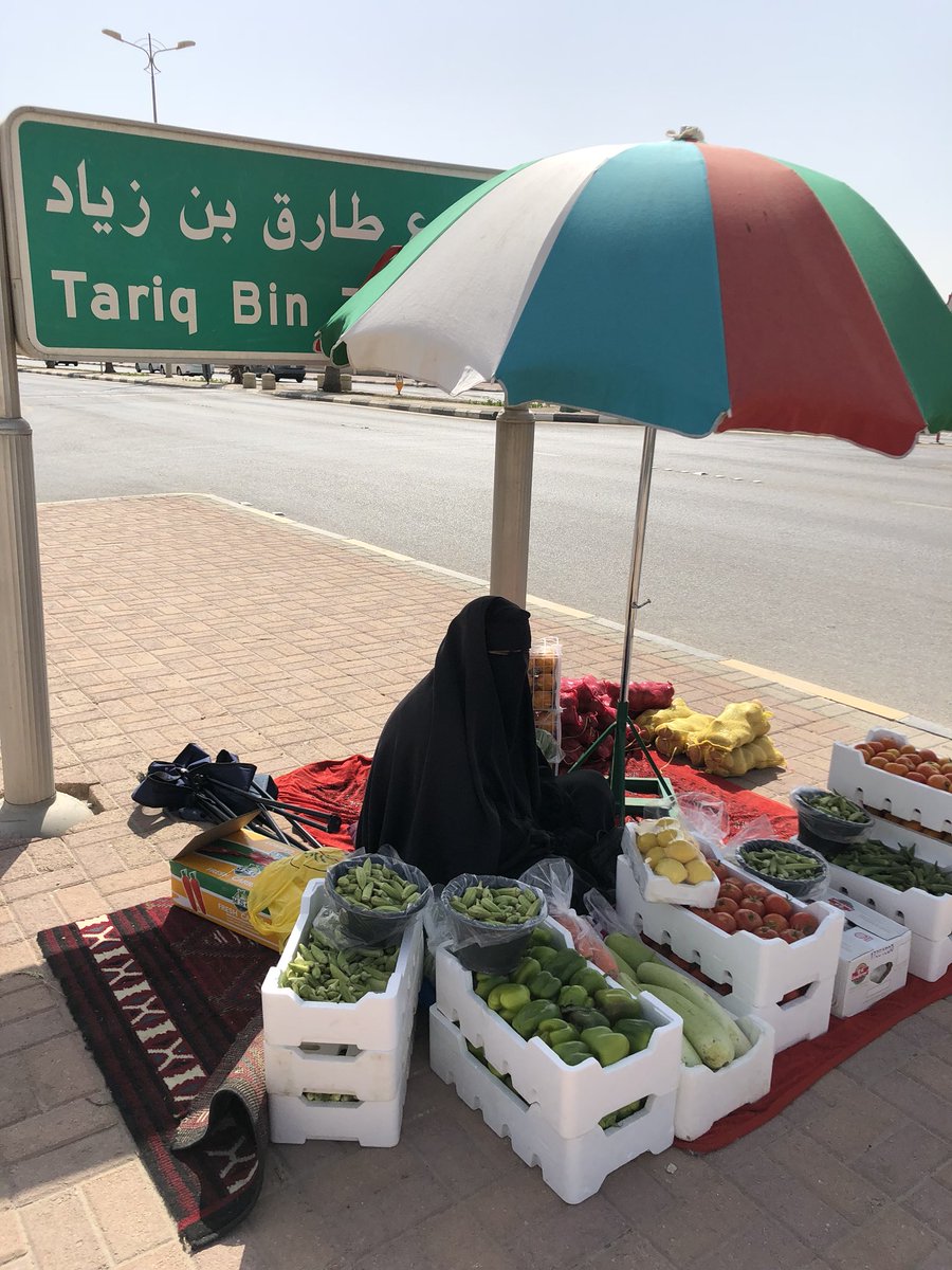 Danosha_r's tweet photo. مسنه تبيع خضروات بالشارع 💔.. عورت قلبي في عز الحر و الصيام ..  الله يرزقها و يوسع عليها يارب 

"اخذت إذن قبل لا اصورها" .. اللي حاب يساعدها موجوده في #الدمام - حي الريان 🙏🏻 https://t.co/2lH0daDXNV