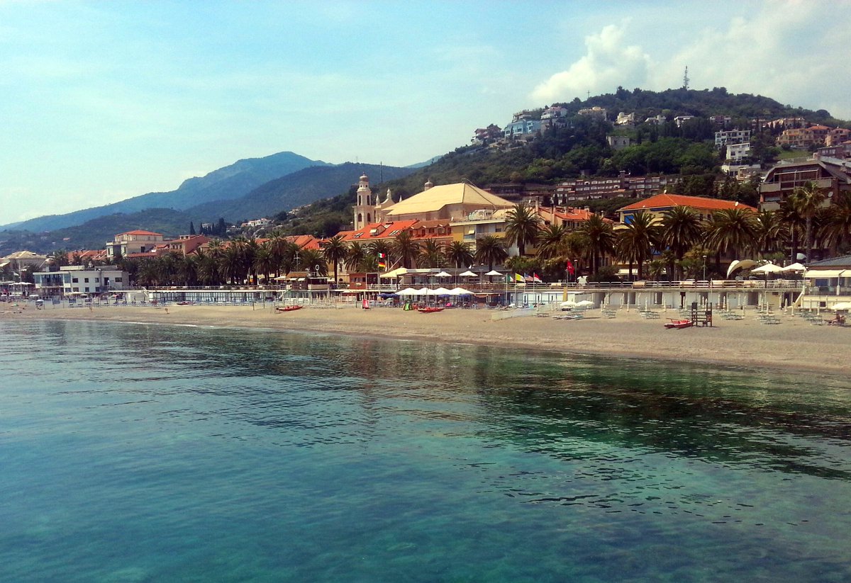 Avviso agli internauti, il magnifico mare di #PietraLigure e il borgo di #Perinaldo, chiamato anche "Poggio delle stelle" grazie al suo osservatorio astronomico, vi attendono per navigare con il #freewifi alla scoperta delle meraviglie della #Liguria