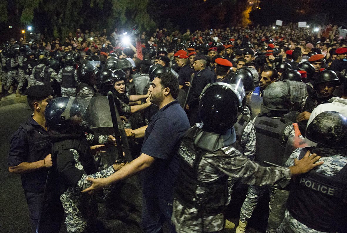 AlaaAlsukhni's tweet photo. Pictures from Jordan's protests near the PM office in amman.
#JordanProtests 
#الدوار_الرابع #اضرابات_الاردن #هاني_الملقي #إضراب_الكرامة https://t.co/h33M2CwaHF