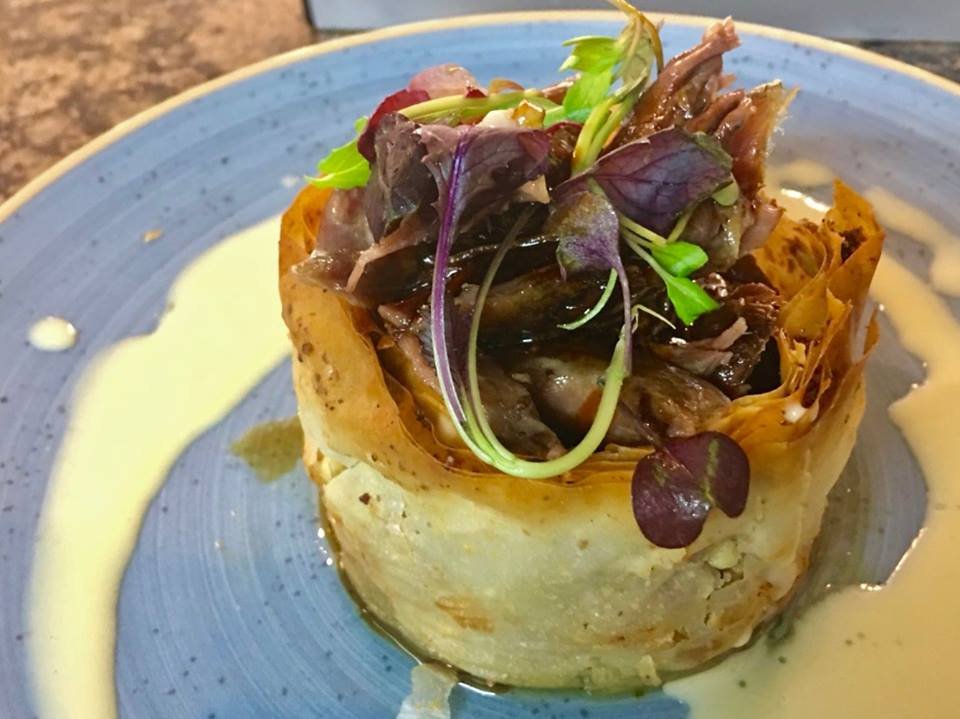 Si no et conformes amb el #menudemigdia, ja saps que pots encarregar entre setmana el Menú Degustació o tastar-lo els caps de setmana, on podràs assaborir plats com aquest deliciós Tatin d’albergínies i ànec de l’Empordà. 
#Marimorena #CuinerdelAny17