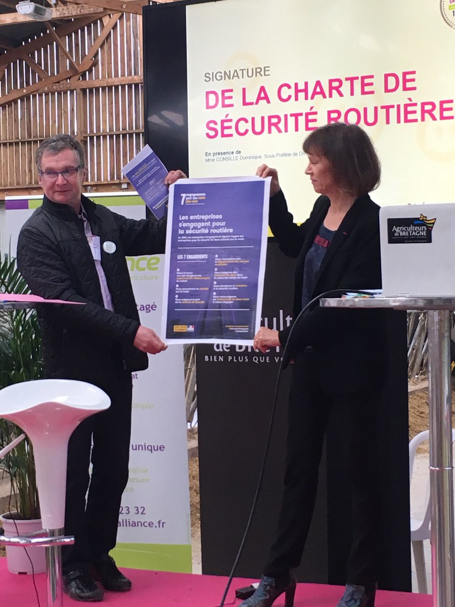 Prefet22's tweet photo. Signature de la première charte professionnelle en faveur de la #securiteroutière en #cotesdarmor par Dominique Consille sous-préfète de #dinan et les associations #sdaec et #terraliance @RoutePlusSure https://t.co/bHipxbN3rb