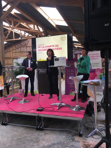 Prefet22's tweet photo. Signature de la première charte professionnelle en faveur de la #securiteroutière en #cotesdarmor par Dominique Consille sous-préfète de #dinan et les associations #sdaec et #terraliance @RoutePlusSure https://t.co/bHipxbN3rb