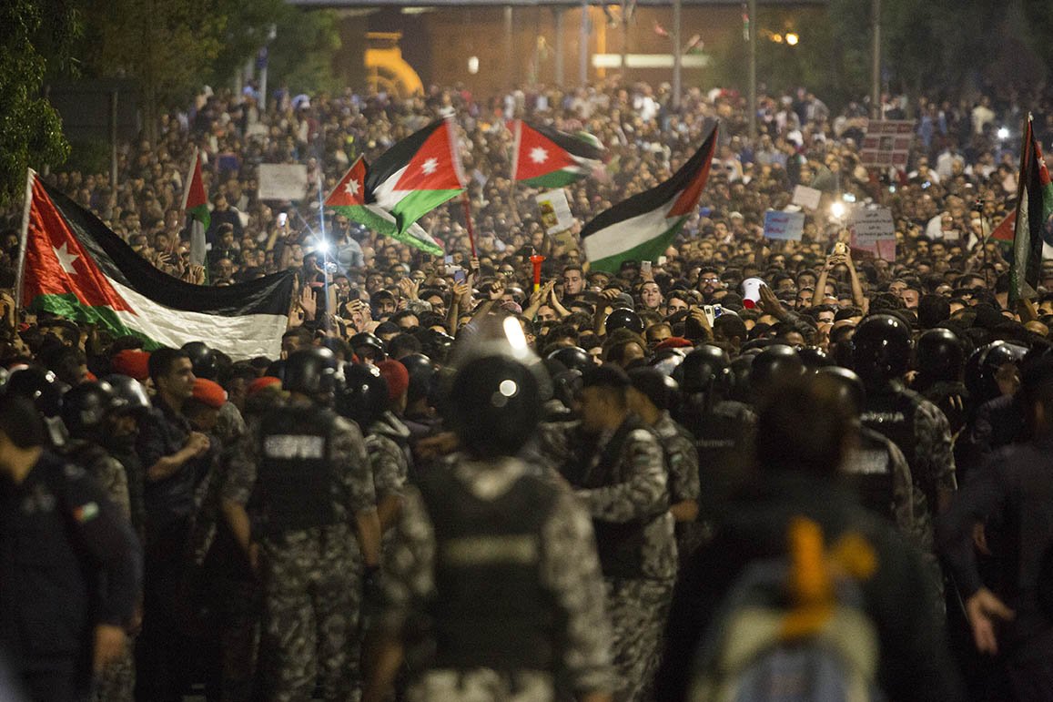 AlaaAlsukhni's tweet photo. Pictures from Jordan's protests near the PM office in amman. #JordanProtests  #الدوار_الرابع #اضرابات_الاردن #هاني_الملقي #إضراب_الكرامة https://t.co/4K0b2Pv2DQ