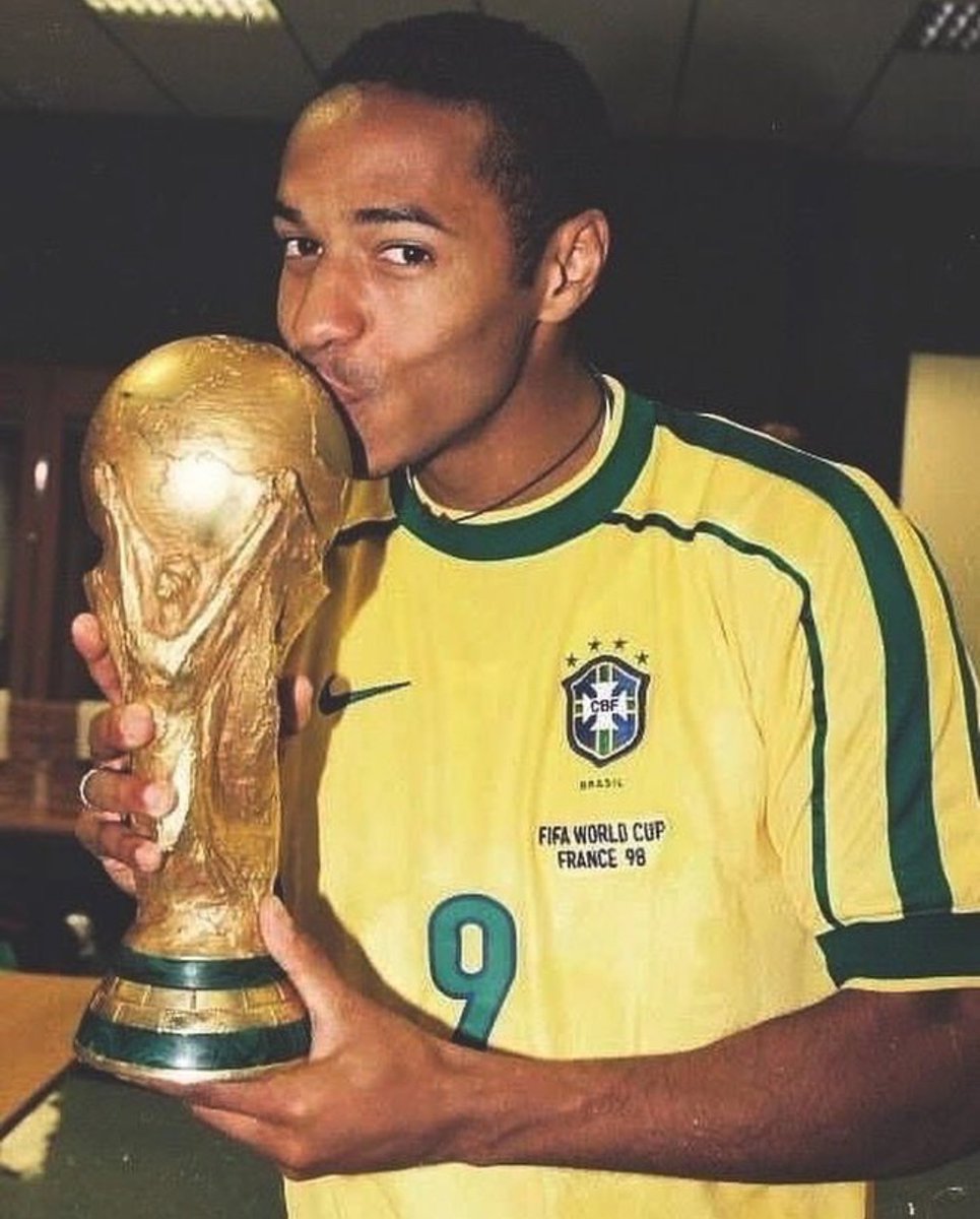 9 Days to go #WorldCup2018 

See Henry got his hands on the World Cup on Ronaldos jersey on the ball 🤔 hands on everything the fecker #neverforget