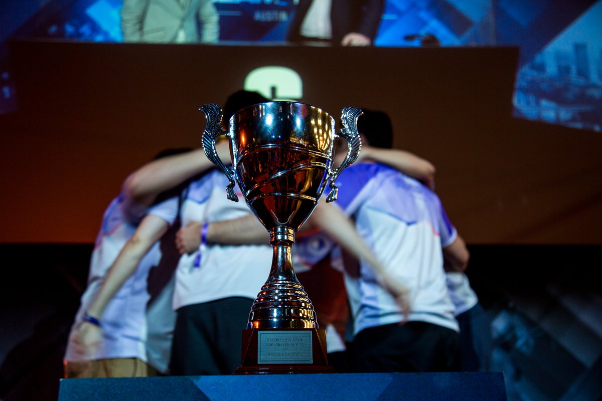 Le trophée de la DreamHack Austin gagné par Millenium, équipe participant à la Coupe de France