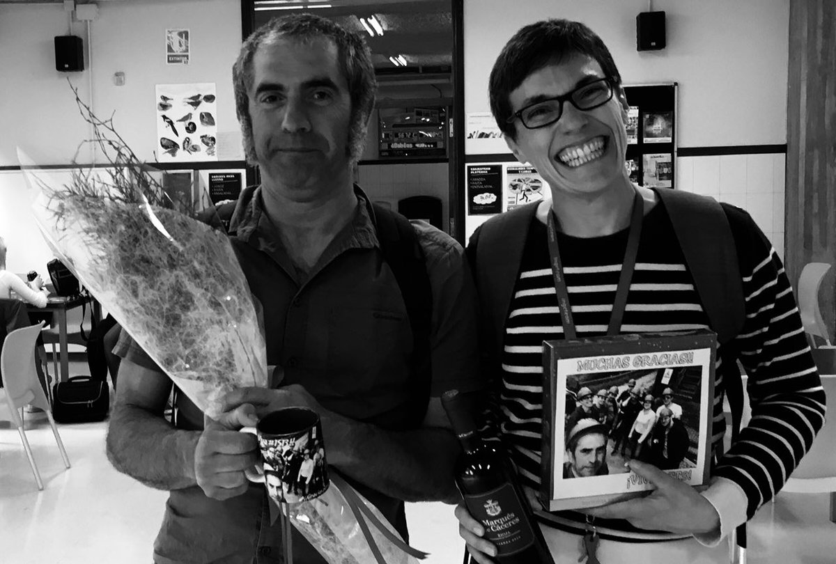ST3_Mendizabala's tweet photo. A parte de un buen recuerdo del curso 2017/2018, nuestr@s alumn@s nos lo agradecen. Hay años que quedan grabados. #1ST3redes @enekaaranzabal @ST3_Mendizabala https://t.co/2XVokLrUgO
